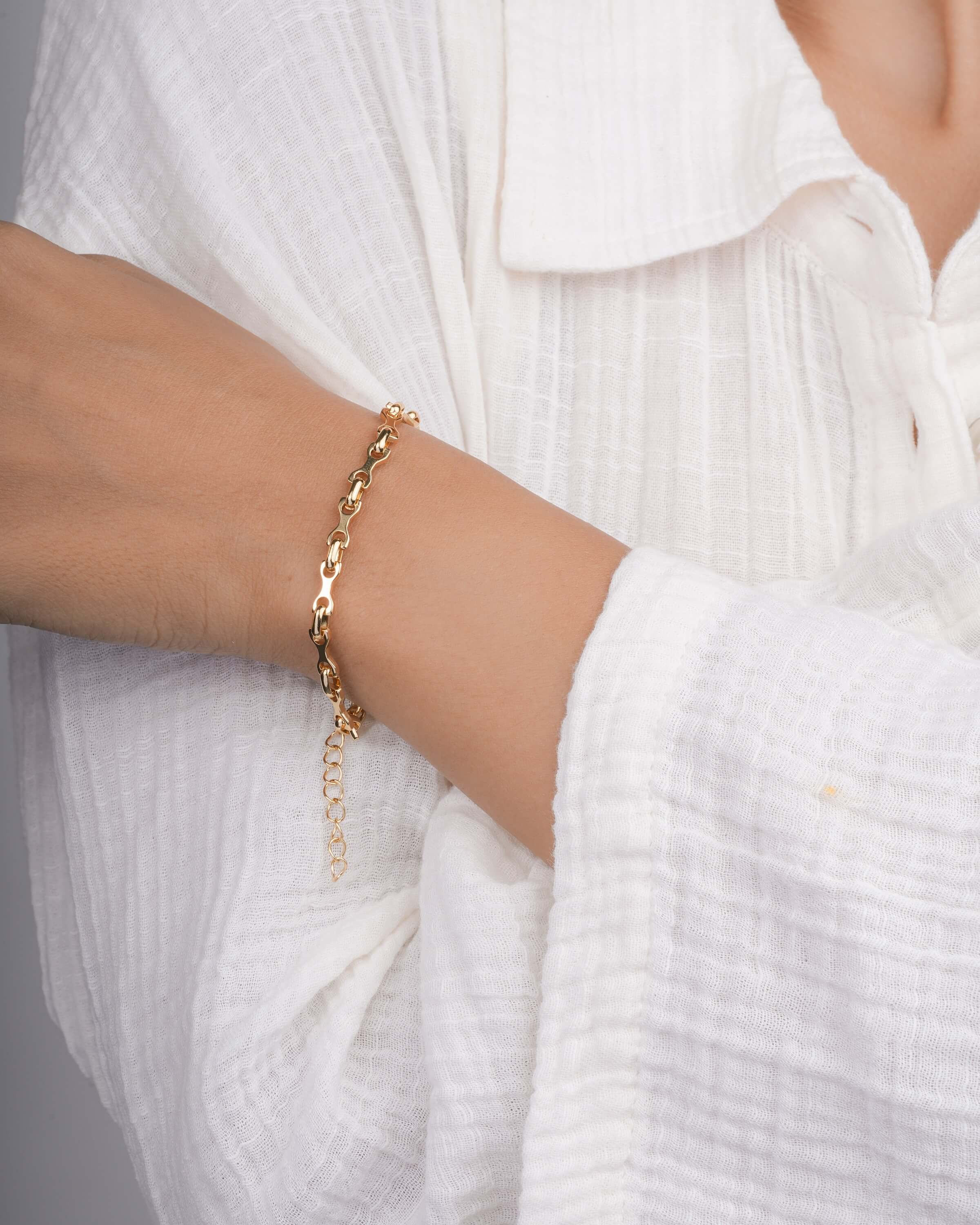 Modern Flat Oval Link Chain Bracelet in Gold Tone