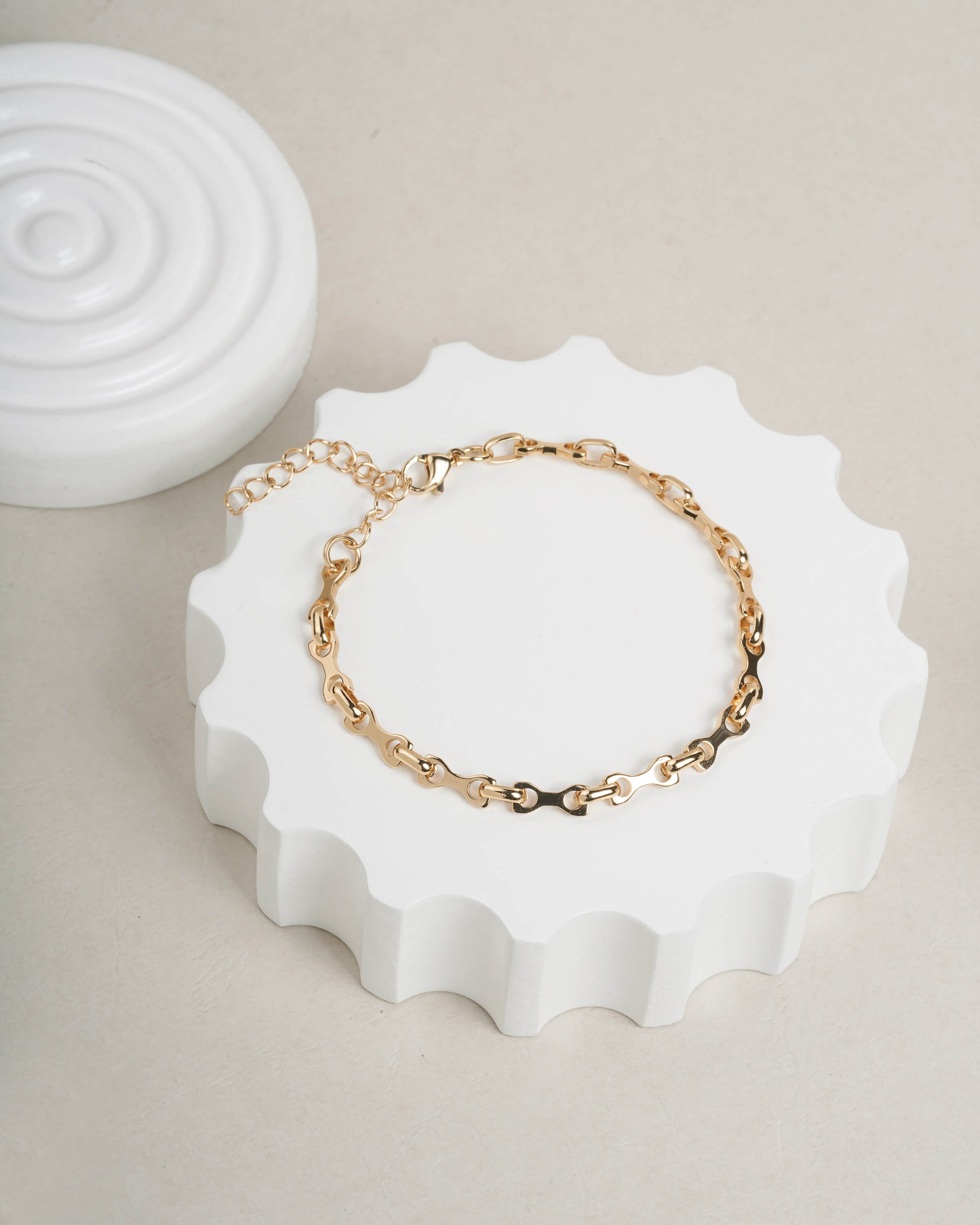 Modern Flat Oval Link Chain Bracelet in Gold Tone